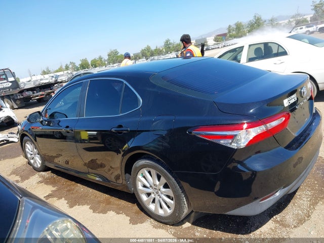 2018 Toyota Camry Le მანქანა იყიდება აუქციონზე, vin: 4T1B11HK1JU011080, აუქციონის ნომერი: 44811881