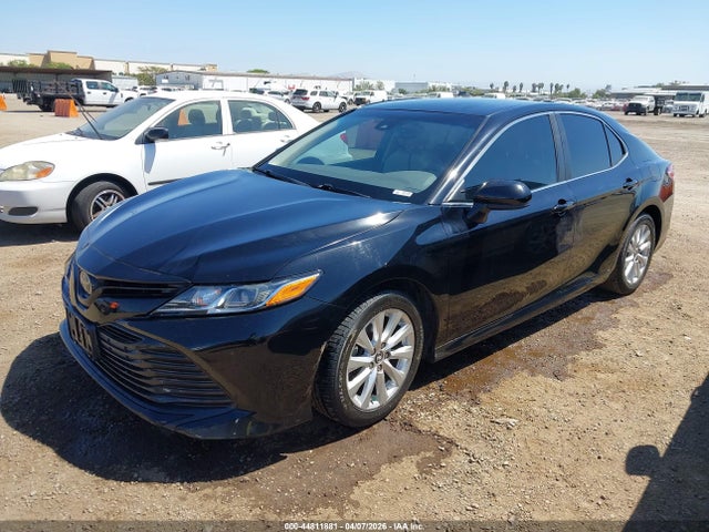 2018 Toyota Camry Le მანქანა იყიდება აუქციონზე, vin: 4T1B11HK1JU011080, აუქციონის ნომერი: 44811881