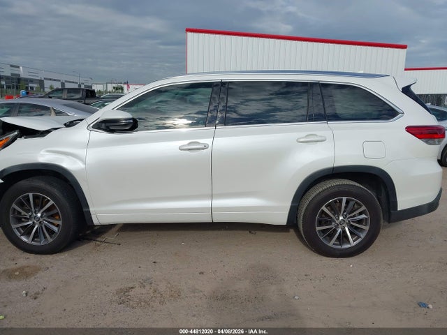 Продажа на аукционе авто 2018 Toyota Highlander Xle, vin: 5TDKZRFH3JS281340, номер лота: 44812020