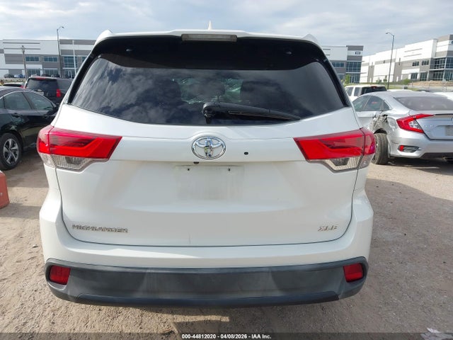 Продажа на аукционе авто 2018 Toyota Highlander Xle, vin: 5TDKZRFH3JS281340, номер лота: 44812020