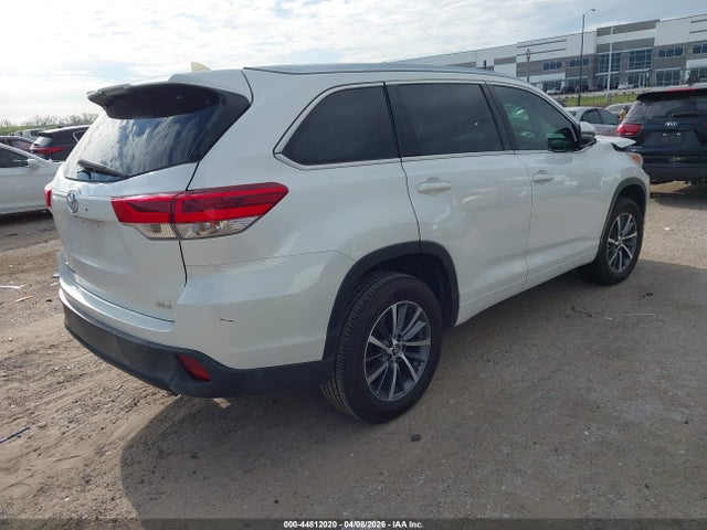 Продажа на аукционе авто 2018 Toyota Highlander Xle, vin: 5TDKZRFH3JS281340, номер лота: 44812020