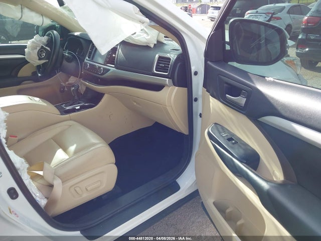 Продажа на аукционе авто 2018 Toyota Highlander Xle, vin: 5TDKZRFH3JS281340, номер лота: 44812020