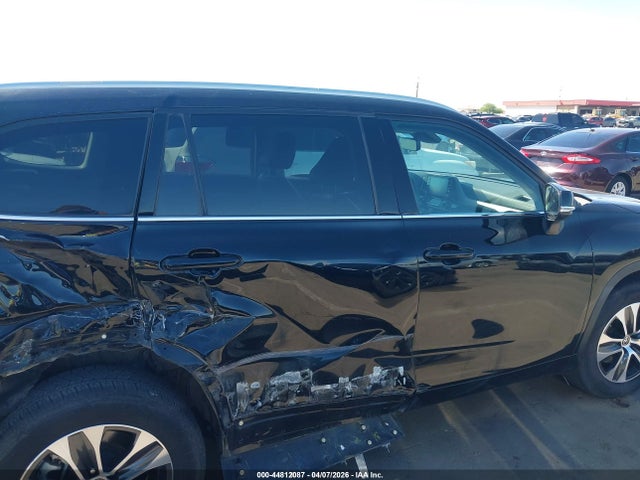 Продажа на аукционе авто 2022 Toyota Highlander Xle, vin: 5TDGZRAH3NS106363, номер лота: 44812087