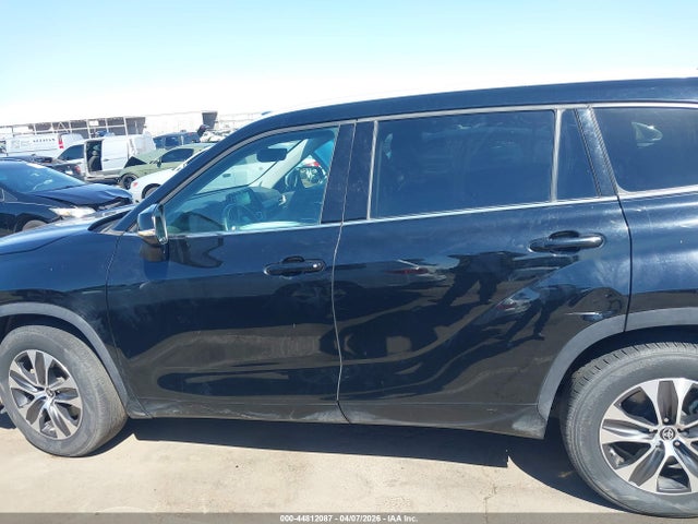 Продажа на аукционе авто 2022 Toyota Highlander Xle, vin: 5TDGZRAH3NS106363, номер лота: 44812087