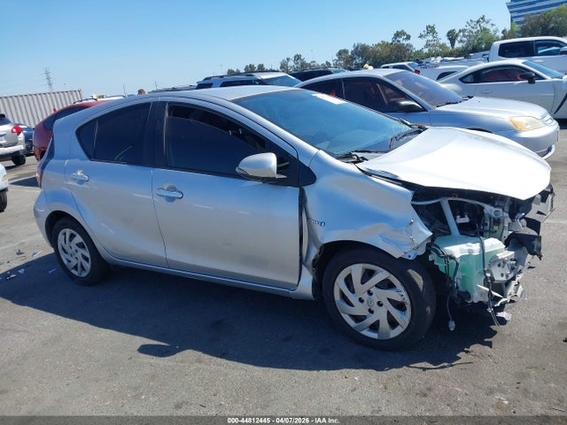 JTDKDTB32F1584555 Toyota Prius C Two