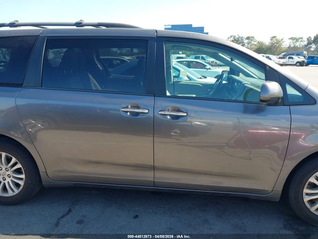 5TDYZ3DC1HS794630 Toyota Sienna Xle 8 Passenger