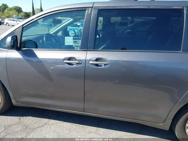 5TDYZ3DC1HS794630 Toyota Sienna Xle 8 Passenger