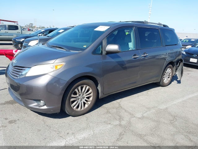 5TDYZ3DC1HS794630 Toyota Sienna Xle 8 Passenger