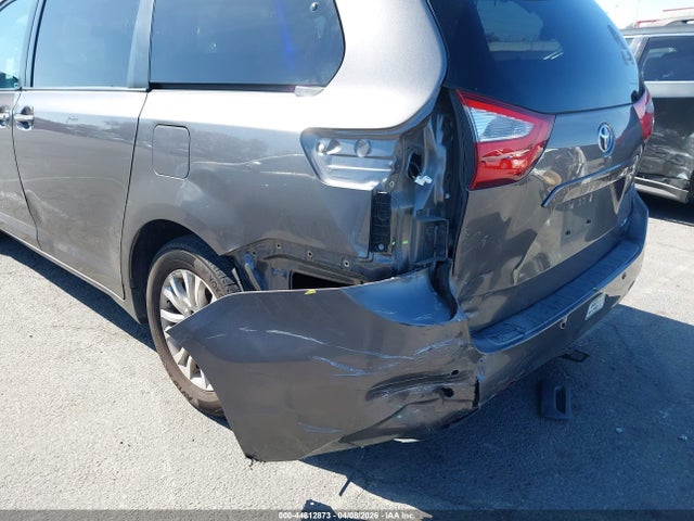 5TDYZ3DC1HS794630 Toyota Sienna Xle 8 Passenger