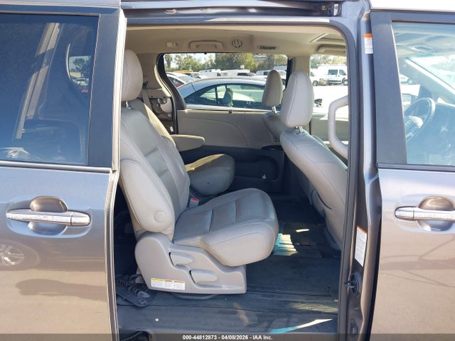 5TDYZ3DC1HS794630 Toyota Sienna Xle 8 Passenger