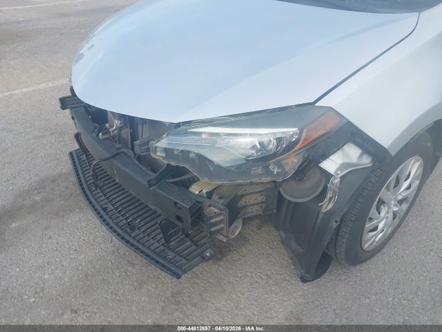 44812897 :رقم المزاد ، 5YFBURHE8HP717152 vin ، 2017 Toyota Corolla Le مزاد بيع