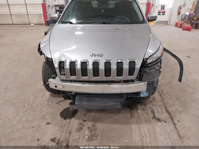 44812951 :رقم المزاد ، 1C4PJMCB8JD528587 vin ، 2018 Jeep Cherokee Latitude 4x4 مزاد بيع