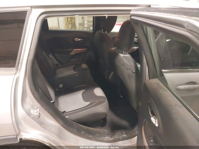 44812951 :رقم المزاد ، 1C4PJMCB8JD528587 vin ، 2018 Jeep Cherokee Latitude 4x4 مزاد بيع