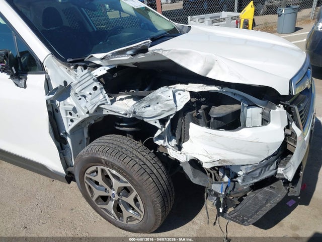 JF2SKAEC8KH575223 Subaru Forester Premium