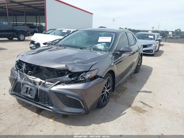 44813557 :رقم المزاد ، 4T1G11AK1NU010145 vin ، 2022 Toyota Camry Se مزاد بيع
