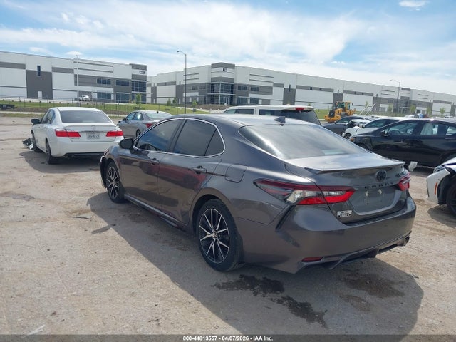 44813557 :رقم المزاد ، 4T1G11AK1NU010145 vin ، 2022 Toyota Camry Se مزاد بيع