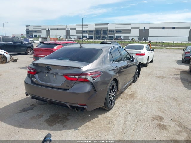 44813557 :رقم المزاد ، 4T1G11AK1NU010145 vin ، 2022 Toyota Camry Se مزاد بيع