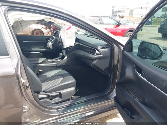 44813557 :رقم المزاد ، 4T1G11AK1NU010145 vin ، 2022 Toyota Camry Se مزاد بيع