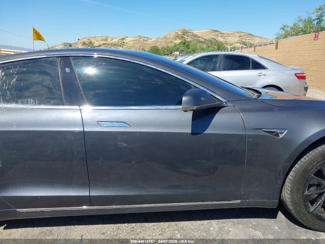 2018 Tesla Model S მანქანა იყიდება აუქციონზე, vin: 5YJSA1E2XJF276047, აუქციონის ნომერი: 44813767
