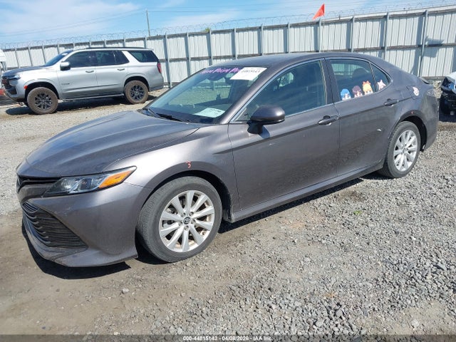 44815143 :رقم المزاد ، 4T1B11HK5JU669145 vin ، 2018 Toyota Camry Le مزاد بيع