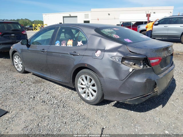 44815143 :رقم المزاد ، 4T1B11HK5JU669145 vin ، 2018 Toyota Camry Le مزاد بيع
