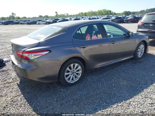 44815143 :رقم المزاد ، 4T1B11HK5JU669145 vin ، 2018 Toyota Camry Le مزاد بيع