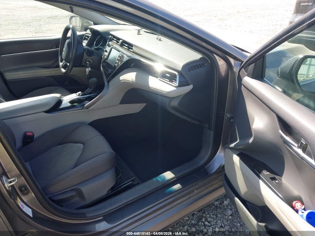44815143 :رقم المزاد ، 4T1B11HK5JU669145 vin ، 2018 Toyota Camry Le مزاد بيع