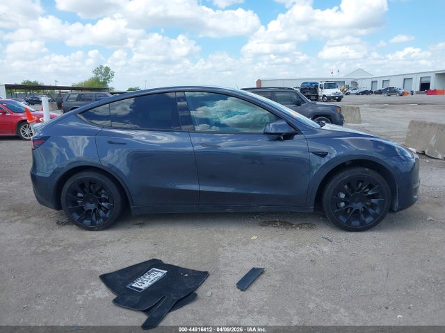 Tesla Model Y Standard Range Rear-wheel Drive 2021 5YJYGDED8MF105331 Image 12