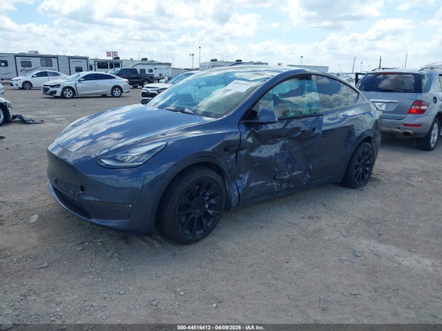 Tesla Model Y Standard Range Rear-wheel Drive 2021 5YJYGDED8MF105331 Image 2