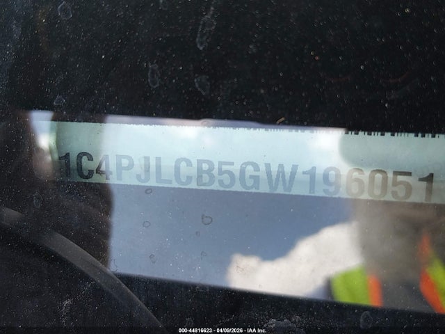 1C4PJLCB5GW196051 Jeep Cherokee Latitude