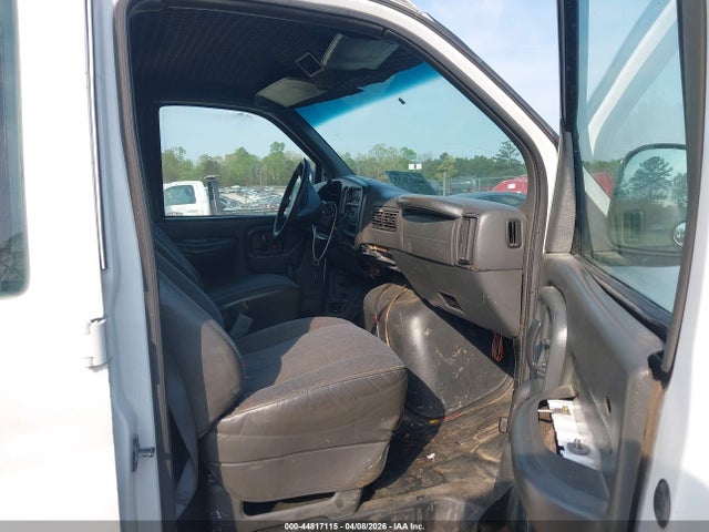44817115 :رقم المزاد ، 1GTHG35R321106690 vin ، 2002 Gmc Savana Standard مزاد بيع