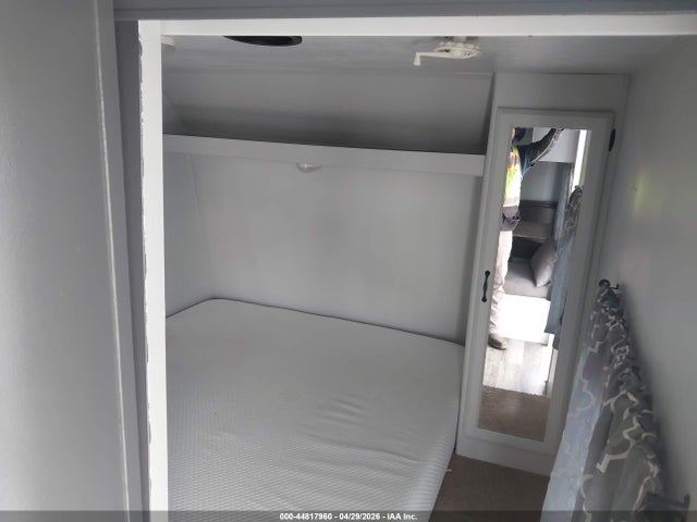 44817960 :رقم المزاد ، 4X4TSMD28DR402063 vin ، 2013 Forest River Salem 281qbxl مزاد بيع