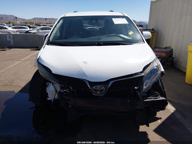 5TDXZ3DCXJS942341 Toyota Sienna Se 8 Passenger