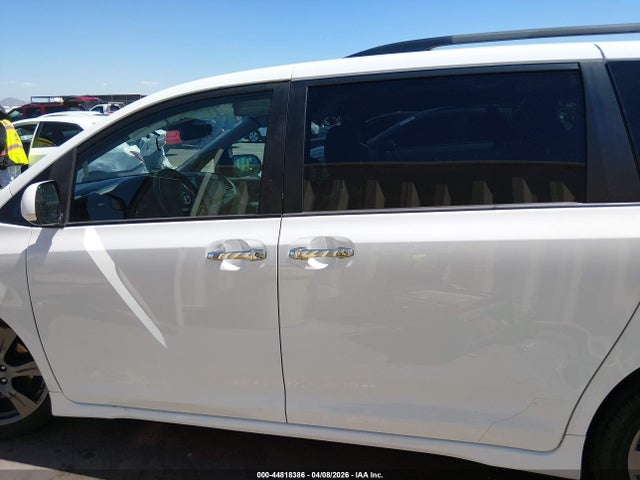 5TDXZ3DCXJS942341 Toyota Sienna Se 8 Passenger