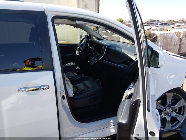 5TDXZ3DCXJS942341 Toyota Sienna Se 8 Passenger