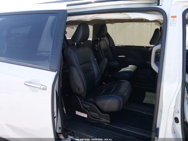 5TDXZ3DCXJS942341 Toyota Sienna Se 8 Passenger