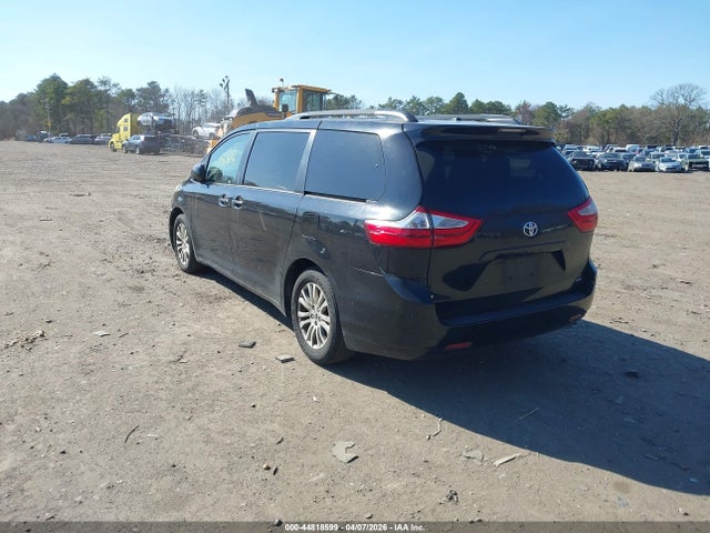 2017 TOYOTA SIENNA 5TDYZ3DC3HS799733 Photo 2