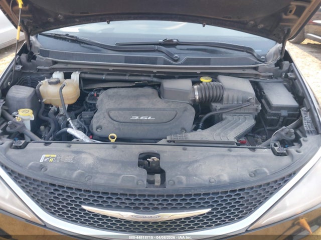 44818715 :رقم المزاد ، 2C4RC1EG4HR677080 vin ، 2017 Chrysler Pacifica Touring-l Plus مزاد بيع