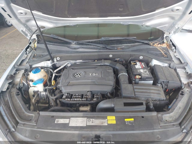 1VWAT7A33GC052113 Volkswagen Passat 1.8t R-line