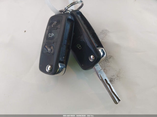 1VWAT7A33GC052113 Volkswagen Passat 1.8t R-line