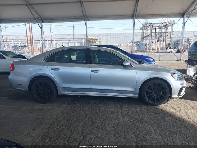 1VWAT7A33GC052113 Volkswagen Passat 1.8t R-line