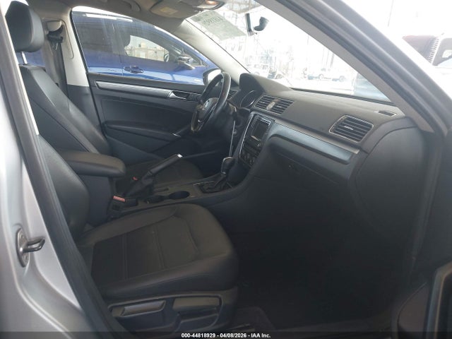 1VWAT7A33GC052113 Volkswagen Passat 1.8t R-line