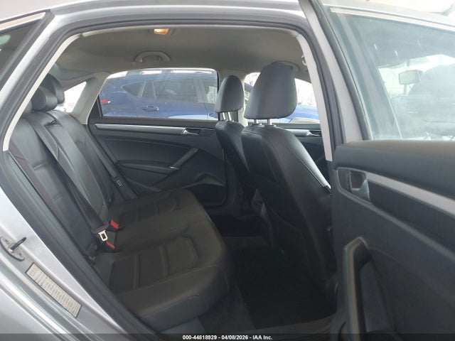 1VWAT7A33GC052113 Volkswagen Passat 1.8t R-line