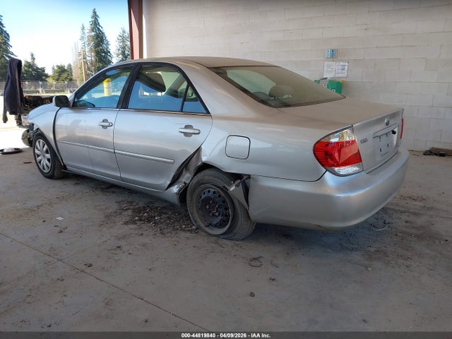 2005 TOYOTA CAMRY 4T1BE30K75U590643 Photo 2