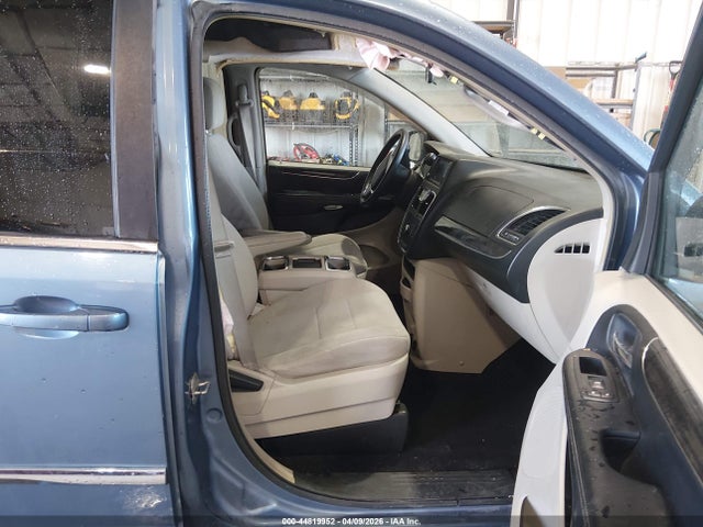 44819952 :رقم المزاد ، 2A4RR5DG0BR745657 vin ، 2011 Chrysler Town & Country Touring مزاد بيع
