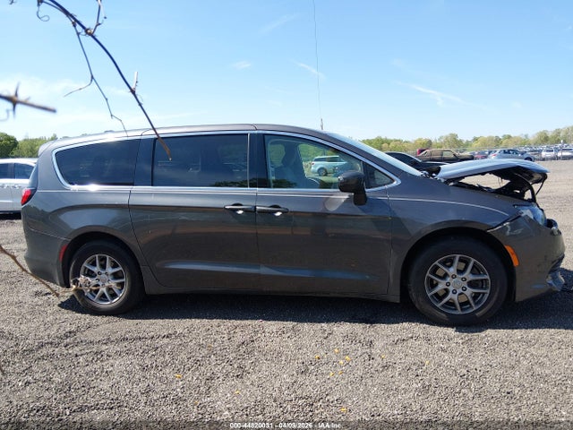 44820031 :رقم المزاد ، 2C4RC1DG2HR837135 vin ، 2017 Chrysler Pacifica Touring مزاد بيع