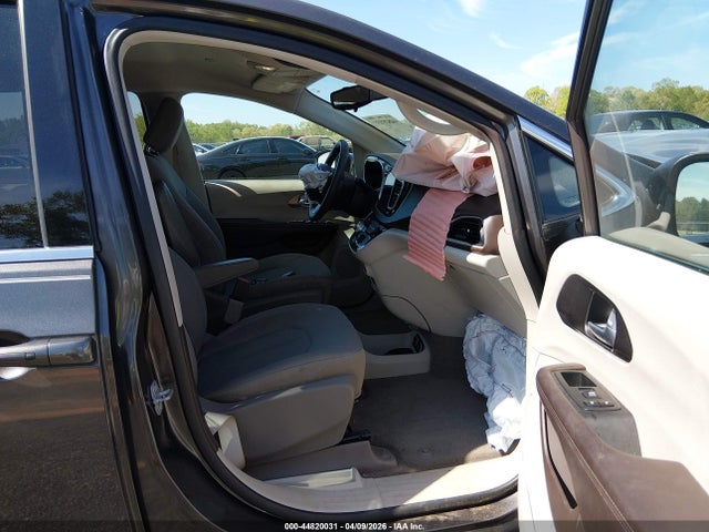 44820031 :رقم المزاد ، 2C4RC1DG2HR837135 vin ، 2017 Chrysler Pacifica Touring مزاد بيع