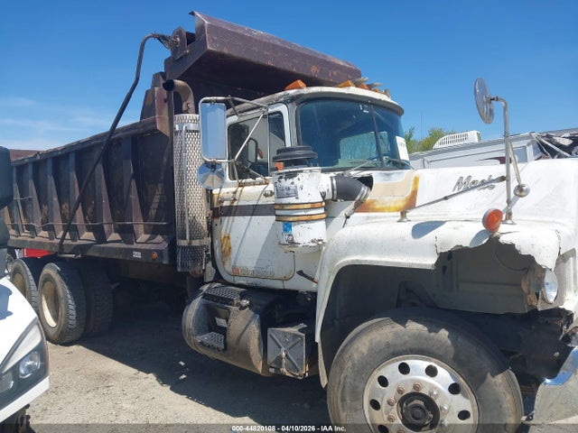 44820108 :رقم المزاد ، 1M2N274C6JW006098 vin ، 1988 Mack 600 R600 مزاد بيع