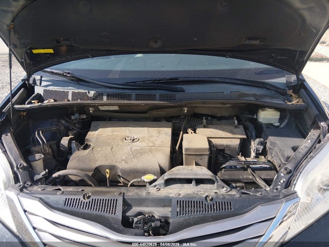 5TDYK3DC8FS671389 Toyota Sienna Xle Premium 8 Passenger