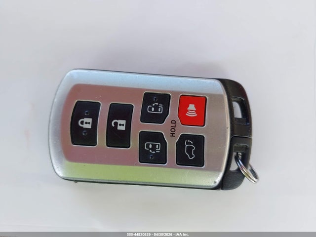5TDYK3DC8FS671389 Toyota Sienna Xle Premium 8 Passenger